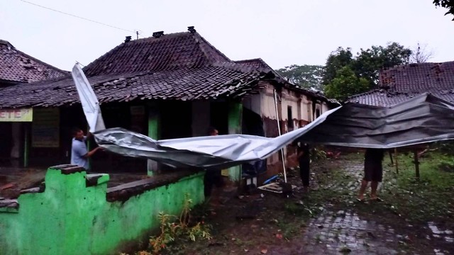 Angin puting beliung melanda dua desa di Karanganyar menyebabkan atap rumah warga rusak, Jumat (21/10/2022). FOTO: Agung Santoso