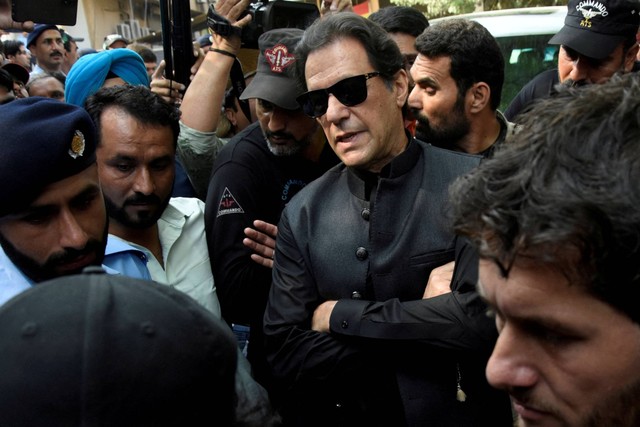 Mantan Perdana Menteri Pakistan Imran Khan muncul di pengadilan untuk memperpanjang jaminan pra-penangkapan, di Islamabad, Pakistan 1 September 2022. Foto: Waseem Khan/REUTERS