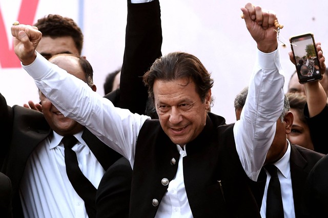 Mantan perdana menteri Pakistan Imran Khan memberi isyarat selama konvensi pengacara di Lahore, Pakistan, pada 21 September 2022. Foto: Arif ALI/AFP