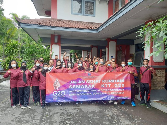 Foto bersama pegawai Lapas Klaten (Dok. Humas Lapas Klaten)