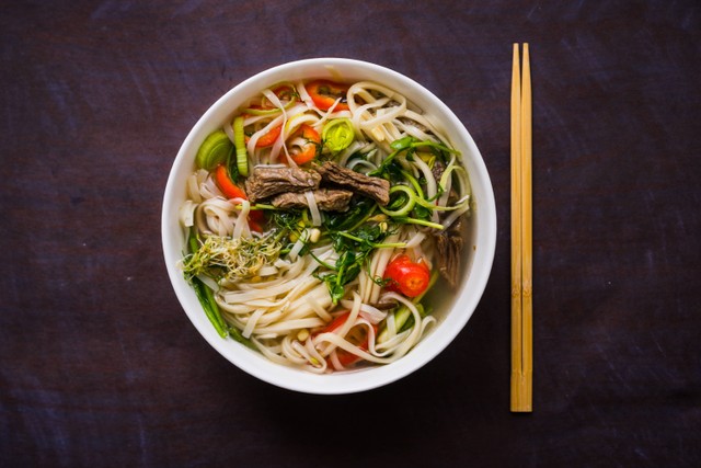 Ilustrasi Makanan Khas Vietnam yang Halal dan Lezat, https://unsplash.com/@photophotostock