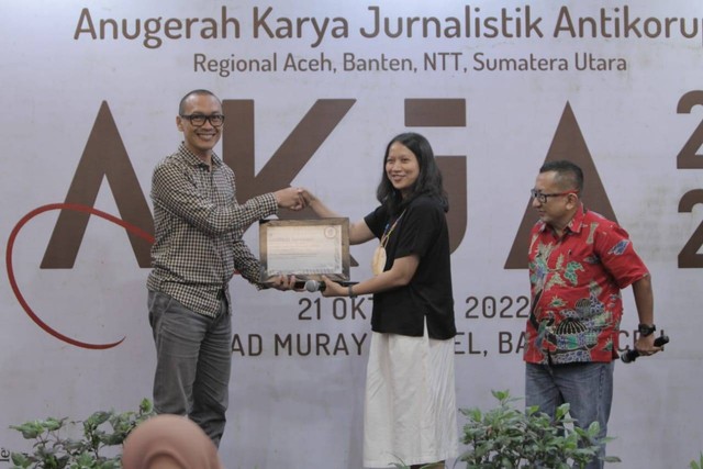 Wakil Koordinator ICW, Siti Juliantari, menyerahkan piagam penghargaan Kategori Karya Jurnalistik Antikorupsi 2022 Terbaik kepada perwakilan KJI Banten. Foto: Dok. MaTA