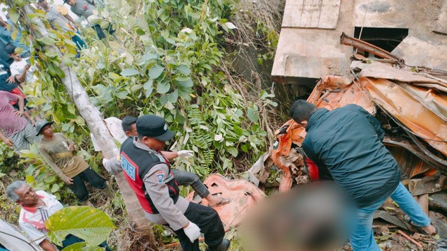 Truk Pengangkut Alat Berat Di Aceh Terjun Ke Jurang, Sopir Meninggal ...