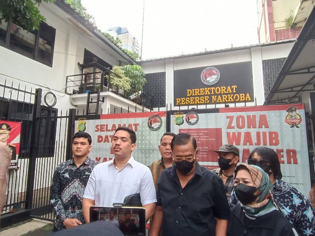 Keluarga dan kuasa hukum AKBP Dody Prawiranegara, Adriel Viari Purba, saat akan menjenguk Dody di Rutan Reserse Narkoba Polda Metro Jaya, Sabtu (22/10). Foto: Hedi/kumparan