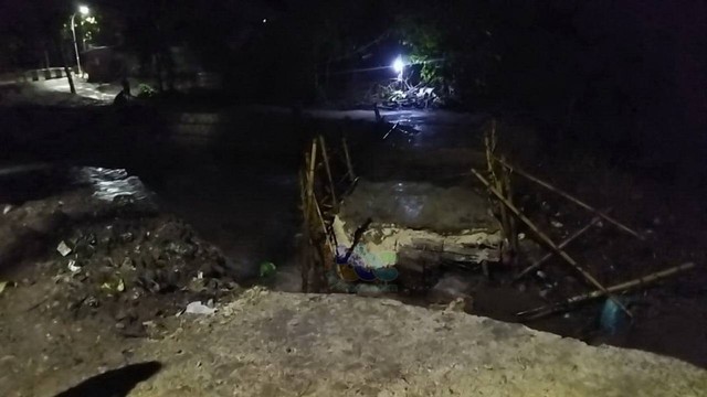 Kondisi jembatan darurat penghubung Desa Bendo dengan Desa Kumpulrejo, Kecamatan Kapas, Kabupaten Bojonegoro, yang ambrol. (Foto: Dok. Istimewa)