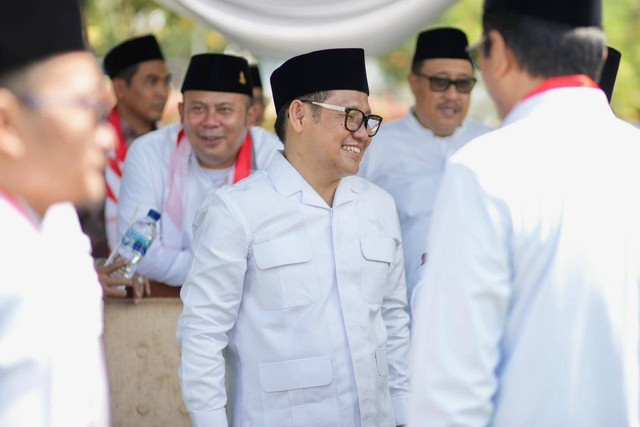 Panglima Santri Indonesia Abdul Muhaimin Iskandar (Gus Muhaimin) memimpin apel akbar peringatan Hari Santri Nasional (HSN) 2022 di komplek Tugu Pahlawan Surabaya, Jawa Timur, Sabtu (22/10/2022).  Foto: Dok. Labib