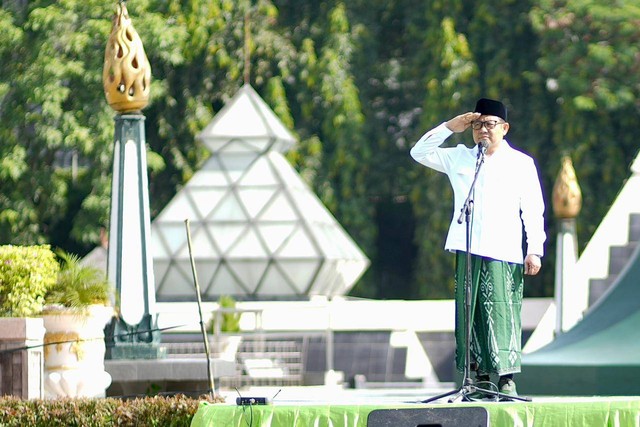 Panglima Santri Indonesia Abdul Muhaimin Iskandar (Gus Muhaimin) memimpin apel akbar peringatan Hari Santri Nasional (HSN) 2022 di komplek Tugu Pahlawan Surabaya, Jawa Timur, Sabtu (22/10/2022).  Foto: Dok. Labib