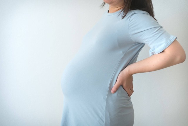 Ilustrasi hamil sakit pinggang. Foto: Shutterstock