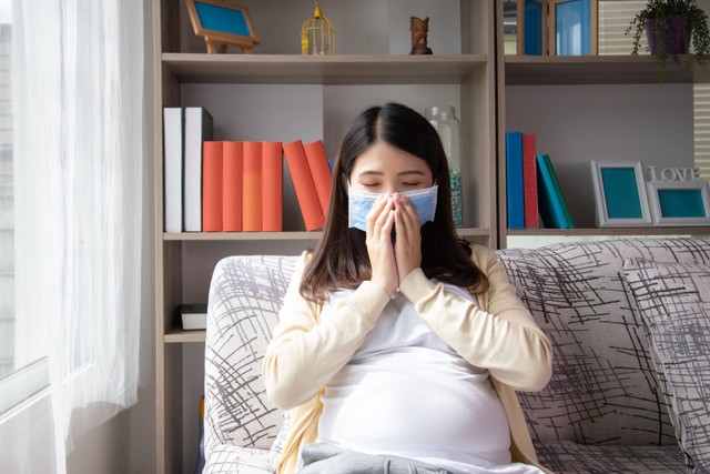 Ilustrasi perempuan hamil sedang flu. Foto: Shutterstock