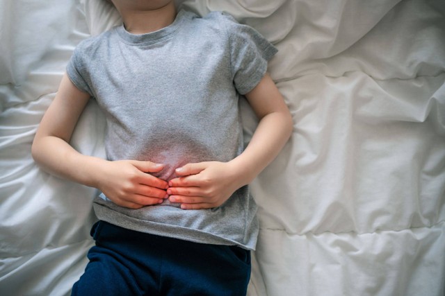 Ilustrasi anak sakit perut. Foto: Shutterstock