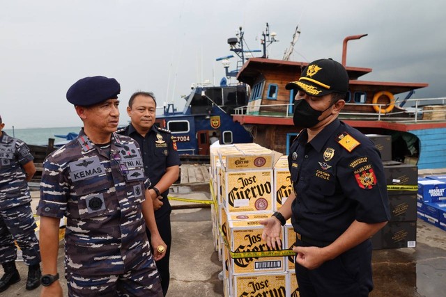 Petugas gabungan TNI AL-Bea Cukai mengamankan selundupan miras ilegal. Foto: Ismail/kepripedia.com