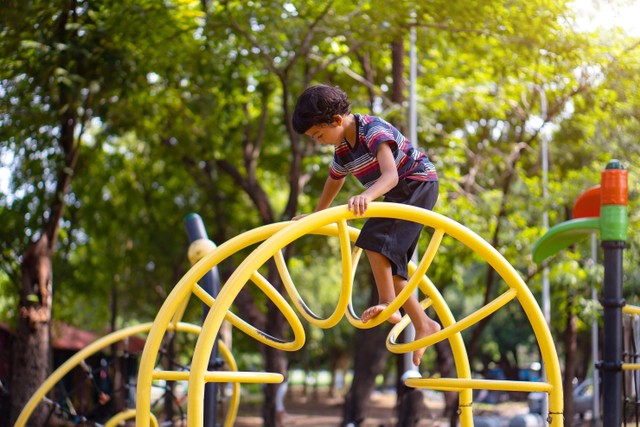 Ilustrasi anak bermain di ruang terbuka hijau. Foto: Shutterstock