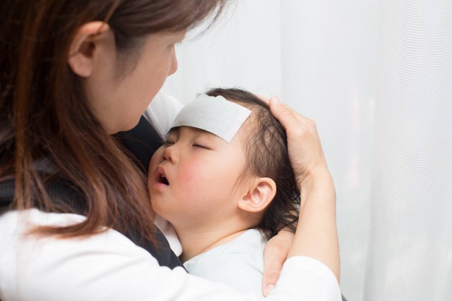 Ilustrasi ibu merawat anak sakit. Foto: Shutterstock
