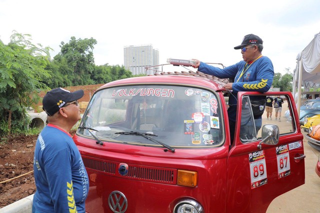 Klub Volkswagen Van Club (VCC) melakukan aksi lepas strobo dan sirine dalam kegiatan Go and Fast Drag Race VW Seri 2 di Adhi City Sentul, Bogor, Jawa Barat (Jabar). Foto: Dok. Korlantas Polri