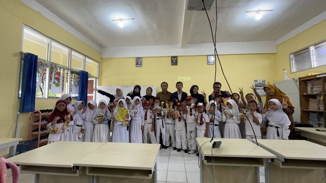 Sosialisasi Buku Digital Tanaman Sayur oleh Mahasiswa Vokasi IPB ke SD Siliwangi