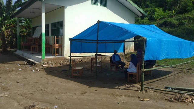 Kondisi tenda darurat tempat siswa MTs Al-Qamar belajar sementara waktu. Foto: Dok. Istimewa