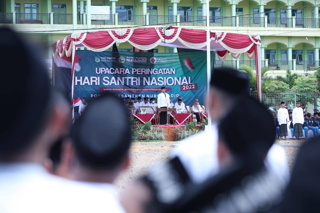 Mendes PDTT Abdul Halim Iskandar memperingati Hari Santri Nasional 2022 di Ponpes Nurul Jadid, Sabtu (22/10).  Foto: Kemendes PDTT