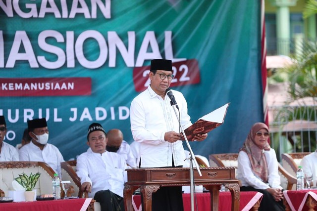 Mendes PDTT Abdul Halim Iskandar memperingati Hari Santri Nasional 2022 di Ponpes Nurul Jadid, Sabtu (22/10).  Foto: Kemendes PDTT