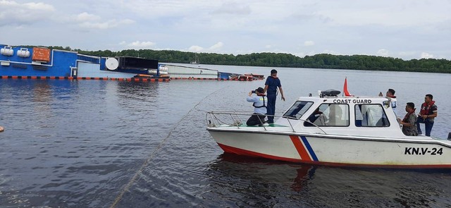 KNKT saat akan melakukan penyelidikan terhadap bangkai KM Satya Kencana III di Pelabuhan Panglima Utar Kumai. Foto: IST