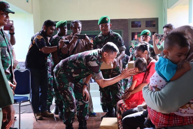 Pangdam Mayjen TNI Ruruh A. Setyawibawa saat memberikan bantuan kepada warga terdapampak stunting di Halut. Foto: Istimewa