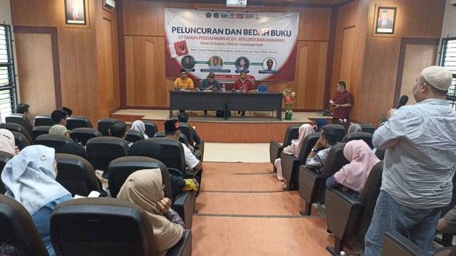 Bedah buku 17 Tahun Perdamaian Aceh: Refleksi dan Harapan. Foto: Cut Husna