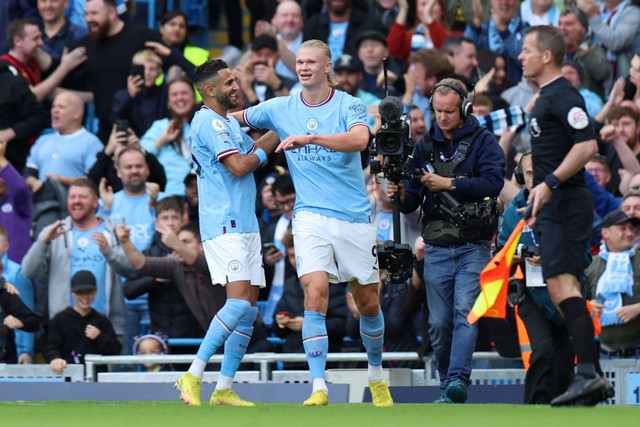 Selebrasi pemain Manchester City Erling Braut Haaland usai mencetak gol ke gawang Brighton & Hove Albion pada pertandingan lanjutan Liga Inggris di Stadion Etihad, Manchester, Inggris. Foto: Molly Darlington/REUTERS