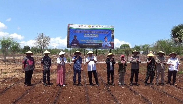 Keterangan foto: Danlanud El Tari Kupang Marsma Aldrin P Mongan bersama Forkopimda NTT, dan Itjen Kementerian Pertanian, Jan S. Maringka saat launching penanaman perdana Jagung Hibrida.