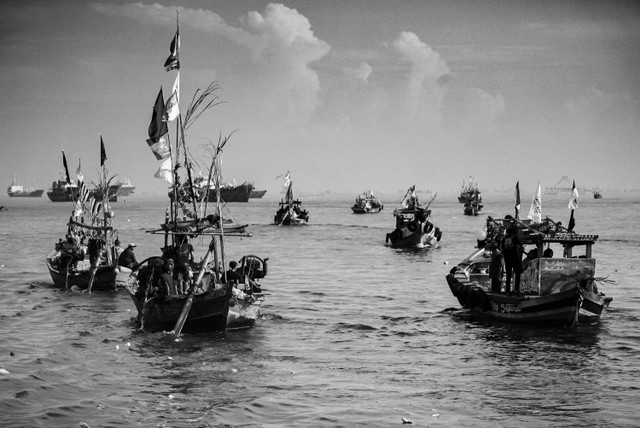 Kapal Pembawa Sesajen-Sejumlah perahu yang membawa warga menuju ke tengah laut dalam rangka Nadran atau Syukuran Laut di Pesisir Cilincing, Jakarta Utara. Foto: Jamal Ramadhan/kumparan