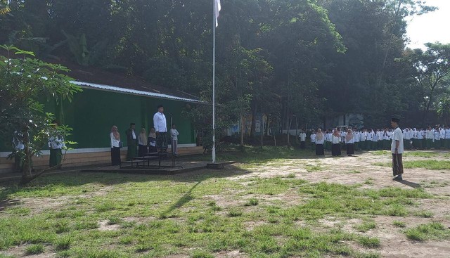 Suasana upacara peringatan Hari Santri Nasional 2022 di MTs Negeri 2 Malang. Foto: TUGUMALANG/Aisyah Nawangsari