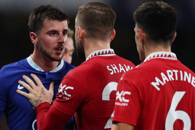 Pemain Chelsea Mason Mount bentrok dengan pemain Manchester United Luke Shaw dan Lisandro Martinez di Stamford Bridge, London, Inggris, Sabtu (22/10/2022). Foto: Action Images via Reuters/Matthew Childs