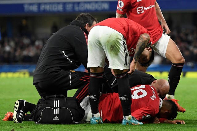 Pemain Manchester United Raphael Varane bereaksi setelah mengalami cedera di Stamford Bridge, London, Inggris, Sabtu (22/10/2022). Foto: Tony Obrien/REUTERS