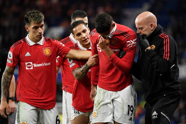 Pemain Manchester United Raphael Varane menangis setelah mengalami cedera di Stamford Bridge, London, Inggris, Sabtu (22/10/2022). Foto: Tony Obrien/REUTERS