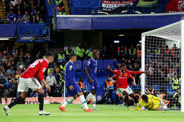 Pemain Manchester United Casemiro mencetak gol pertama mereka saat hadapi Chelsea di Stamford Bridge, London, Inggris, Sabtu (22/10/2022). Foto: Action Images via Reuters/Matthew Childs