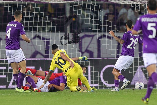 Pemain Inter Milan Lautaro Javier Martinez mencetak gol saat hadapi Fiorentina di Stadio Artemio Franchi, di Florence, Italia, Sabtu (22/10/2022). Foto: Gabriele Maltanti/Getty Images