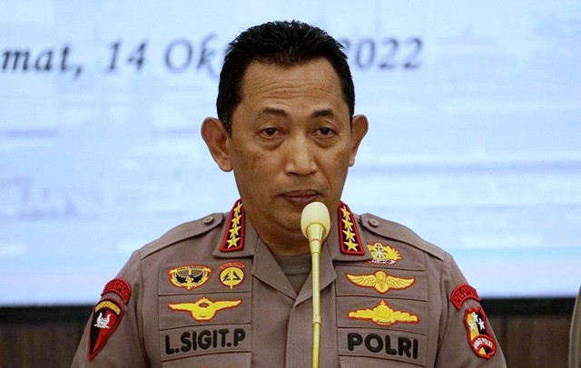 Kapolri Jenderal Listyo Sigit Prabowo memberikan keterangan pers mengenai dugaan kasus penyalahgunaan narkoba Teddy Minahasa di Rupatama Mabes Polri, Jakarta, Jumat (14/10/2022). Foto: Jamal Ramadhan/kumparan
