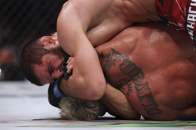 Islam Makhachev saat melawan Charles Oliveira pada UFC 280 di Etihad Arena, Abu Dhabi, Uni Emirat Arab, Minggu (23/10/2022). Foto: Christopher Pike/REUTERS