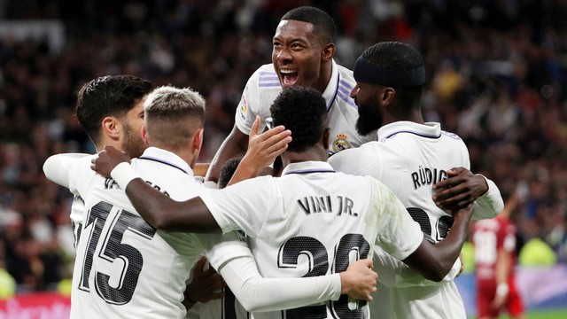 Pemain Real Madrid Lucas Vazquez merayakan mencetak gol kedua mereka dengan rekan setim saat hadapi Sevilla di Santiago Bernabeu, Madrid, Spanyol, Sabtu (22/10/2022). Foto: Violeta Santos Moura/REUTERS