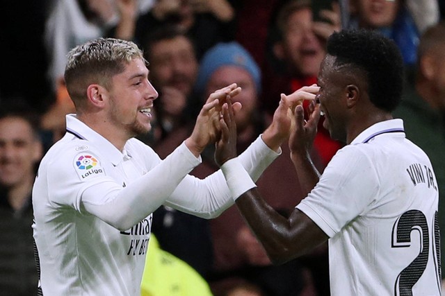 Pemain Real Madrid Federico Valverde merayakan gol ketiga bersama Vinicius Junior saat hadapi Sevilla di Santiago Bernabeu, Madrid, Spanyol, Sabtu (22/10/2022). Foto: Violeta Santos Moura/REUTERS