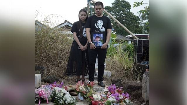 Orang tua Melody, anak asal Minahasa, Sulawesi Utara yang meninggal akibat gagal ginjal akut, berada di pekuburan anaknya. (foto: istimewa)