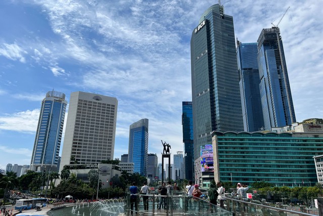 Spot foto instagramable baru Jakarta, Sky Deck, di Bundaran HI. Foto: Anggita Aprilyani/kumparan