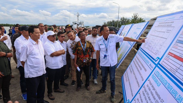Kunjungan Pj Gubernur Aceh ke Pelabuhan Kuala Langsa, Aceh. Foto: Suparta/acehkini