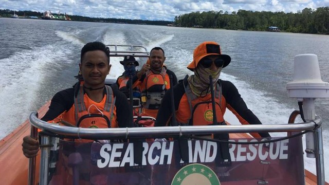 SAR gabungan melakukan pencarian kepada seorang ABK KM Agung Berkah Bahari yang diduga jatuh di Perairan Kokonao Timika. (Foto SAR Timika)