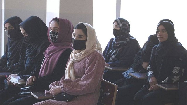 Para perempuan tidak diizinkan mendaftar beberapa jurusan di universitas karena Taliban membatasi mereka.