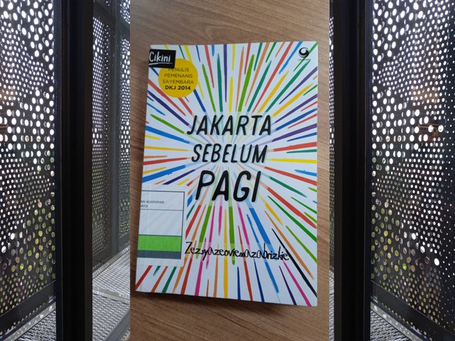 Potret novel Jakarta Sebelum Pagi, diambil melalui ponsel pribadi penulis.