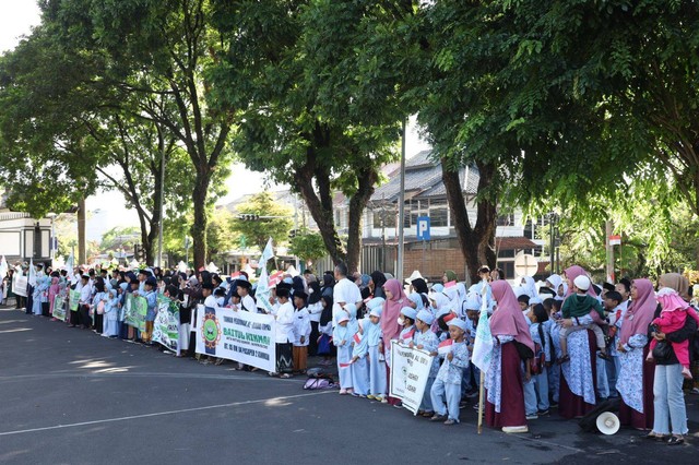 Ratusan anak-anak dari sejumlah sekolah maupun pondok pesantren mengikuti pawai taaruf memperingati Hari Santri Nasional di Kuningan, Jabar. (Andri)