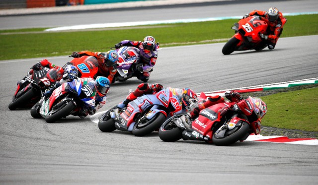 Sejumlah pebalap saat balapan MotoGP Malaysia di Sirkuit Internasional Sepang, Sepang, Malaysia. Foto: Hasnoor Hussain/REUTERS