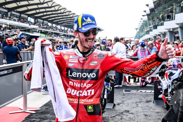 Pebalap Ducati Lenovo Francesco Bagnaia merayakan kemenangan MotoGP Malaysia di Sirkuit Internasional Sepang, Sepang, Malaysia. Foto: MOHD RASFAN / AFP