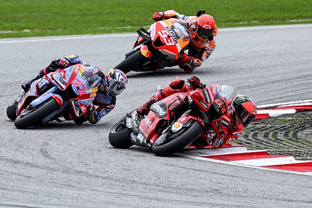 Pebalap Ducati Lenovo Francesco Bagnaia (kanan) saat balapan MotoGP Malaysia di Sirkuit Internasional Sepang, Sepang, Malaysia. Foto: MOHD RASFAN / AFP