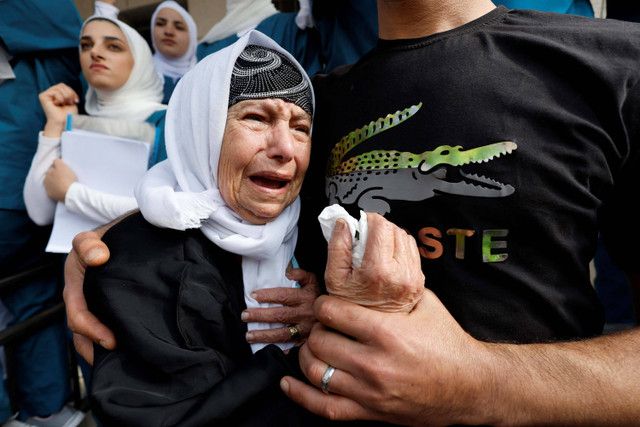 Nenek dari anggota Den of Lions Palestina Tamer Kilani menghadiri pemakamannya, setelah dia terbunuh dalam ledakan di Nablus di Tepi Barat yang diduduki Israel, Minggu (23/10/2022). Foto: Raneen Sawafta/ REUTERS