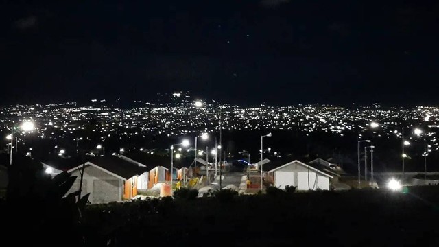 Suasana malam di Kawasan Taman Huntap Duyu, Palu. Foto: Instagram @ryandhikatama